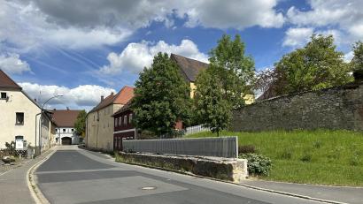 Bild: Stefanie Gradl
Auf der rechten Seite der Vilstalstraße in Vilseck wird der Gehsteig Richtung Marktplatz verlängert und verbreitert.