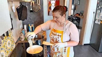 Bild: K. Starke
Schnell entsteht unter Chiara Bortolottos Händen ein echt italienisches Risotto - nur mit Zwiebeln, Wein aus dem Friaul, etwas Salz und Reis aus Rondolino.