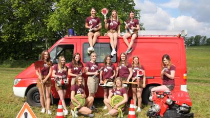 Bild: kro
Die Wondreber Festdamen sind startklar: Oben auf dem Feuerwehrauto von links Maria Prockl, Festbraut Angelina Kraus und Romina Kraus. Unten von links Samira Forster, Angelina Schmid, Christina Hoferer, Nadine König, Nele Geyer, Magdalena Härtl, Marie Fuchs, Lena Köstler. Kniend von links: Luisa Prockl, Johanna Härtl. Es fehlt: Luisa Gradl