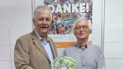 Bild: Anette Velis
Erster Vorsitzender der Tafel Amberg Bernhard Saurenbach (rechts) bedankte sich bei Reinhold Strobl für die Spende.