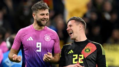 Bild: Federico Gambarini/dpa
Nach fast neun Monaten zurück im Nationalteam: Torjäger Niclas Füllkrug (l) und Torwart Marc-André ter Stegen.