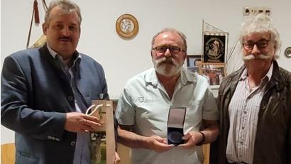 Bild: Stadt Schönsee
Bürgermeister Reinhard Kreuzer (links) und Stadtrat Karl Schwarz (rechts) gratulieren dem ehemaligen Stadtrat Richard Bauer zum 70. Geburtstag.