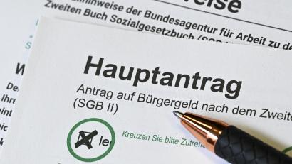 Symbolbild: Jens Kalaene/dpa
Eine junge Mutter aus Weiden hatte monatelang "Existenzangst". Sie stellte einen Antrag auf Bürgergeld, doch dieser wurde über Monate nicht bewilligt.