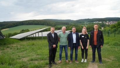 Bild: wel
Der Solarpark ist eröffnet: Gottfried Blank, Friedrich Bauer, Bürgermeister Norbert Eckl, Tara Gerhardt und Josef Rötzer (von links) freuen sich über die neue Möglichkeit, weit mehr als 1000 Haushalte mit nachhaltiger Energie versorgen zu können.