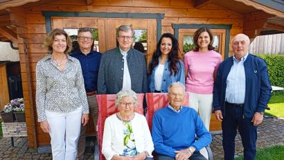 Bild: fpoz
Das Jubelpaar Anna und Alois Keck (vorne sitzend) mit Tochter Karin, Sohn Helmut, Stadtpfarrer Bernd Philipp, Bürgermeisterin Margit Bayer, Tochter Waltraud und dem Seniorenbeauftragten Gerhard Weber. (hinten, von links).