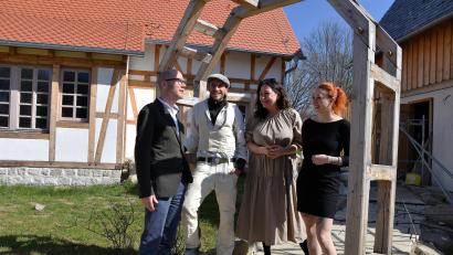 Bild: ubb
Via-Carolina-Geschäftsführer Vaclav Vrbik (von links) bespricht im Naturdorf mit Handwerker Andreas Mann, der neuen Museumsleiterin Marketa Monsportova und der neuen Marketingleiterin Elisabeth Stadler (von links) die kommenden Veranstaltungen im Geschichtspark und im Knopfmuseum.