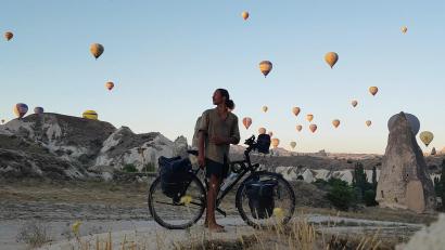 Bild: Hannes Zimmet/exb
In Kappadokien (Türkei) staunt Hannes Zimmet über die Ballonfahrer, die dort weniger beschwerlich reisen als ein Radler.