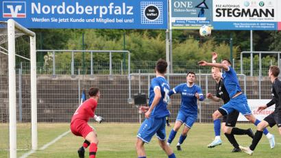 Bild: Dieter Jäschke
Gefahr vor dem Parsberger Tor, aber die Angreifer der SpVgg SV Weiden II bringen den Ball nicht über die Linie.