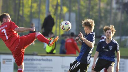 Bild: Hubert Ziegler
Die Kicker des SV Etzenricht (rechts/Szene aus einem früheren Spiel) steigen in die Kreisklasse auf.