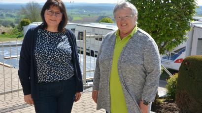Bild: jr
Seit 2001 stand Gerlinde Lang (rechts) an der Spitze des Tourismusfördervereins der VG Mitterteich, der jetzt mehrheitlich die Vereinsauflösung beschloss. Unterstützung fand sie immer bei Gabi Bleistein, der Leiterin der Tourist-Info der VG, die seit 1999 dabei war. Beide galten als Dreamteam des Tourismus.
