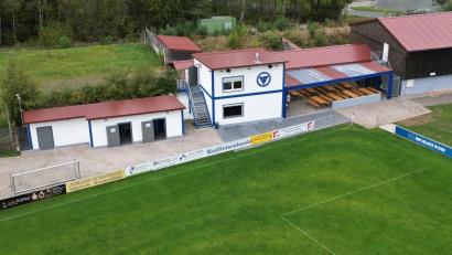 Bild: Reiner Ullmann
Mit über 3400 Arbeitsstunden hat der Sportverein Immenreuth auf seinem Gelände einen "Begegnungsplatz für Vereine" errichtet. Ein neues Toilettengebäude (von links), ein Mehrzweckgebäude mit Gastroküche und Veranstaltungsraum sowie eine überdachte Freifläche mit Bänken und Tischen bieten viele Möglichkeiten zur Nutzung.