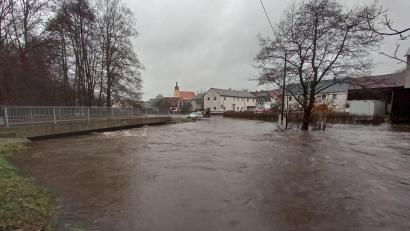 Archivbild: soj
Die Fichtelnaab entwickelte im Dezember 2023 in Ebnath beeindruckende Dimensionen.