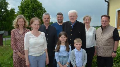 Bild: dob
Johann Wittmann (Dritter von rechts) feierte seinen 90. Geburtstag. Zwei seiner Enkel, Teresa und Emil, durften bereits mitfeiern, als die ersten Gäste mit Bürgermeister Andreas Wutzlhofer (Dritter von links) und Dekan Alexander Hösl (rechts) eintrafen. Gefeiert wird erst am Wochenende groß im Kreis seiner Kinder mit Familien.