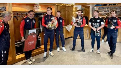 Bild: Johanna Nübler
Es gab Geschenke beim Empfang und dem Eintrag in das Goldene Buch der Gemeinde Freudenberg für die Spieler der SG Paulsdorf/Freudenberg anlässlich ihres Wiederaufstiegs in die Kreisklasse.