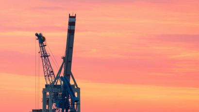 Bild: Daniel Bockwoldt/dpa
Die deutsche Wirtschaft ist im ersten Quartal stärker gewachsen als erwartet, aber der Zollstreit trübt die Aussichten für den Export. (Archivbild)