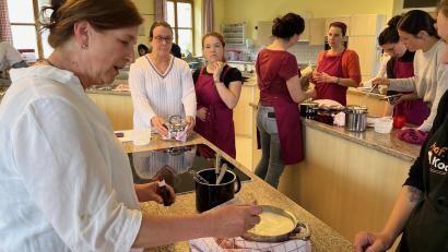 Bild: ihl
Beate Frankl erklärt, wie vorsichtig oder gefühlvoll das Lab zum Gerinnen eingerührt wird.