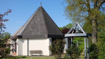 Bild: do
Exponiert steht die Münchsreuther Marienkapelle an der Dorfeinfahrt. Am Sonntag, 25. Mai, feiert das Dorf und mit ihr die Pfarreiengemeinschaft Speinshart das 50-jährige Weihejubiläum.