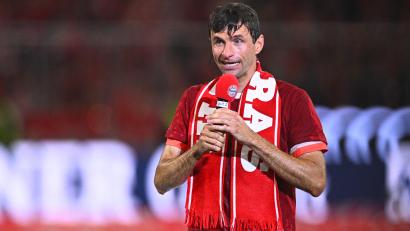 Bild: Tom Weller/dpa
Der letzte Spaßvogel: Thomas Müller als Stand-Up-Comedian nach seinem letzten Spiel für die Bayern in der heimischen Arena.