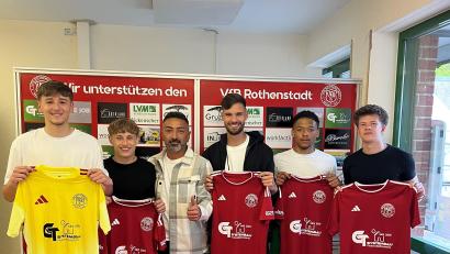Bild: VfB Rothenstadt
Hakan Boztepe (Dritter von links), präsentiert seine Neuzugänge: Paul Fischer, Eduard Baumbach, Noel Scheler, Matthew Carswell und Illia Podhorny.