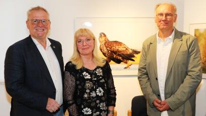 Bild: Gerhard Götz 
Der Seeadler im Hintergrund ist nur ein Beispiel für die vielen beeindruckenden Fotos von Harald Klier (rechts). Oberbürgermeister Andreas Feller und Museumsleiterin Eva Maria Keil würdigten die Werke bei der Ausstellungseröffnung.