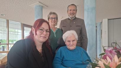 Bild: jua
Frieda Bernklau feierte ihren 85. Geburtstag. Gemeinsam mit Tochter Christine Lorenz (hinten links) und Enkelin Kathrin Lorenz (vorne links) gratulierte auch der Nabburger Bürgermeister Frank Zeitler.