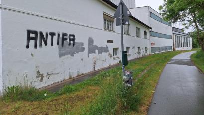 Bild: Bild PI Neustadt a.d.Waldnaab, Alexander Franz
Wer hat hier Beobachtungen gemacht? Die besprühte Fabrikwand in Neustadt/Waldnaab liegt direkt am Bocklradweg.