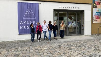 Bild: aks
Vor Ort präsentierten Erika Wakayama, Julia Riß, Marcus Trepesch, Heike Lepke, Hanna Regina Uber und Johann Sturcz (von links) ihre Pläne für das 13. Amberger Kunstsymposium "SYMUSEUM" im Stadtmuseum Amberg.