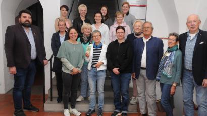 Bild: ge
Mit Bürgermeister Stefan Frank (links) und den Meine-Organisatoren (rechts) freuten sich die Vertreterinnen der Kindergärten über den Zuschuss.