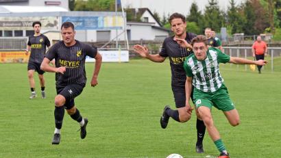 Bild: gb
Alexander Dylda (rechts) und der SV Mitterteich müssen gegen die SpVgg Bayreuth II mit mindestes zwei Toren Abstand gewinnen, um die Klasse zu halten.