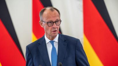 Bild: Michael Kappeler/dpa
Kanzler Merz telefonierte erstmals seit seinem Amtsantritt mit dem chinesischen Präsidenten Xi.