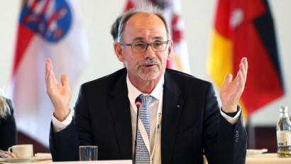 Bild: Bernd Wüstneck/dpa
Nach Ansicht von Wolfgang Blank (parteilos), Wirtschaftsminister Mecklenburg-Vorpommerns, kann die Akzeptanz für die Energiewende erhöht werden, wenn die Bevölkerung den Nutzen auch direkt spürt.