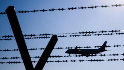 Bild: Julian Stratenschulte/dpa
Bei 1.715 der Abschiebungen handelte es sich um sogenannte Dublin-Überstellungen in andere europäische Länder. (Archivbild)