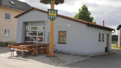Bild: kro
Der Stolz der Feuerwehr Lengenfeld ist ihr Feuerwehrgerätehaus, das vor genau 20 Jahren nach einer Sanierung und Erweiterung eingeweiht wurde. Der stattliche Maibaum im Vordergrund wird beim Fest verlost.