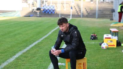 Bild: Dieter Jäschke
Da muss Josef Rodler erst mal schlucken: Für das Rückspiel in Parsberg ist der Trainer der SpVgg SV Weiden II wegen einer Roten Karte gesperrt. Sein Vater Klaus übernimmt die Aufgabe.