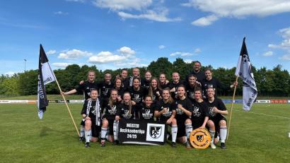 Bild: Matthias Kurz
Da ist das Ding. Nach vier Jahren in der Bezirksoberliga verabschieden sich die Frauen des 1. FC Schwarzenfeld in die Landesliga.