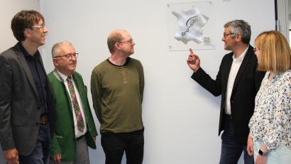 Bild: wro
Von links: Schulleiter Thomas Metzler, Bürgermeister Toni Dutz, Dr. Matthias Rittner, Uwe Heider und Sonja Sczech lassen sich die Ausstellungsstücke und auch den Gebrauch der QR-Codes an den Bildern näher erklären.