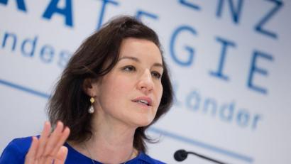 Bild: Rolf Vennenbernd/dpa
Forschungsministerin Dorothee Bär nennt die neuen Vorgaben für Harvard „fatal“. (Archivbild)