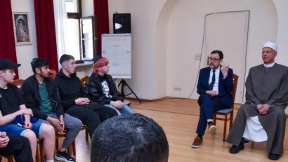 Bild: Stephan Huber
Jüdisch-islamischer Dialog in den Räumen der Israelitischen Kultusgemeinde an der Salzgasse in Amberg: Imam Maher Khedr und Rabbiner Elias Dray (von rechts) leiteten den Workshop für Berufsschüler aus Sulzbach-Rosenberg.