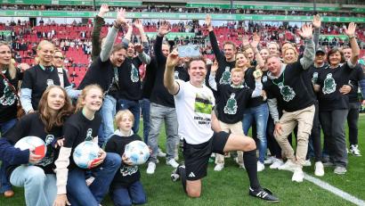 Bild: Daniel Löb/dpa
Felix Brych (m) erlebte einen emotionalen Abschied aus der Fußball-Bundesliga.