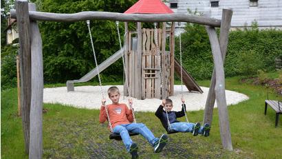Bild: jr
Der 13-jährige Max (links) und der 11-jährige Johannes nutzen bereits die neuen Spielgeräte am Leonberger Spielplatz.