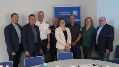 Bild: wel
Norbert Ehebauer (Dritter von links), Werner Linhart (Vierter von links) und Armin Ismail (Dritter von rechts) von der Pi Oberviechtach präsentieren den Bürgermeistern den Sicherheitsbericht, den diese erfreut zur Kenntnis nehmen.