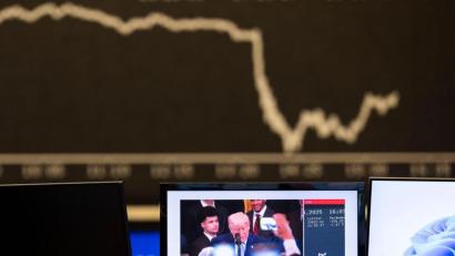 Bild: Boris Roessler/dpa
Nach Trumps Ankündigung rutscht der Dax ab.