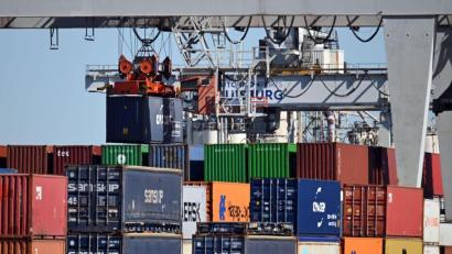 Bild: Federico Gambarini/dpa
Bei einem „Zollkrieg“ würde es laut Studie die größten Produktionsrückgänge in den Sektoren mit der größten Exportabhängigkeit von den USA geben.