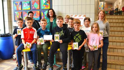 Bild: fdl
Die Kommunionkinder mit Gemeindereferentin Barbara Schlosser, Andrea Winkler-Wilfurth und der Klassenlehrerin Sophie-Marie Högl (von links) bei der Spendenübergabe.