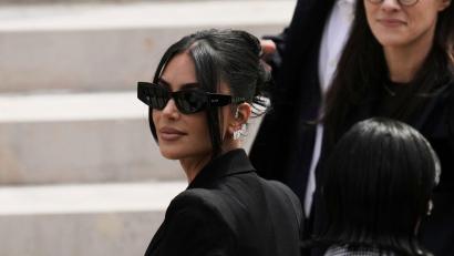 Bild: Aurelien Morissard/AP/dpa
Im Prozess um den Raubüberfall auf Kim Kardashian hat ein Gericht in Paris acht der Angeklagten verurteilt. (Archivbild)