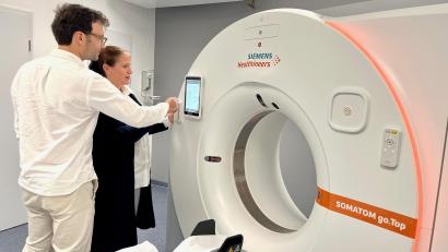 Bild: Gabi Schönberger
Dr. Markus Rechl und Dr. Silvia Kruz vor einem der neuen Geräte am radiologisch-nuklearmedizinischen Zentrum (RNZ) Nordoberpfalz.