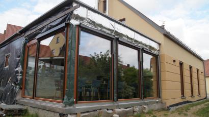 Bild: wel
Der Wintergarten, der mit viel Eigenleistung an das Bürgercafe angebaut wurde, steht kurz vor der Vollendung