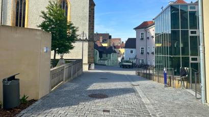 Bild: Lara Schmaus, Stadt Schwandorf/exb
Die Neugestaltung der Kirchgasse in der Schwandorfer Altstadt ist abgeschlossen.