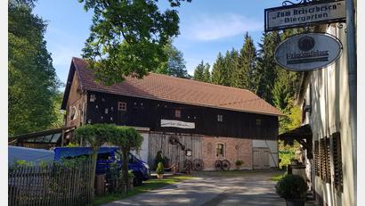 Bild: Wolfgang Benkhardt
Der Biergarten "Zum Reiserbesen" war vor allem für Fahrradfahrer ein Einkehrtipp. Auf der anderen Seite der Straße führt der Fichtelnaab-Radweg vorbei.