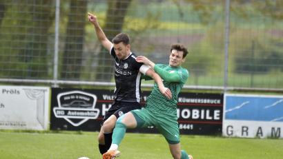 Archivbild: Hubert Ziegler
Der ehemalige Gebenbacher Kapitän Jonas Lindner (links/Szene aus einem Spiel in der Saison 2023/24) wechselt jetzt zum FC Pipinsried.